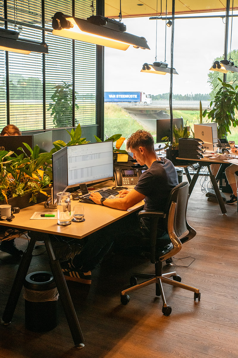 Sales binnendienst medewerker aan het werk bij Q-Pall kantoor Veghel